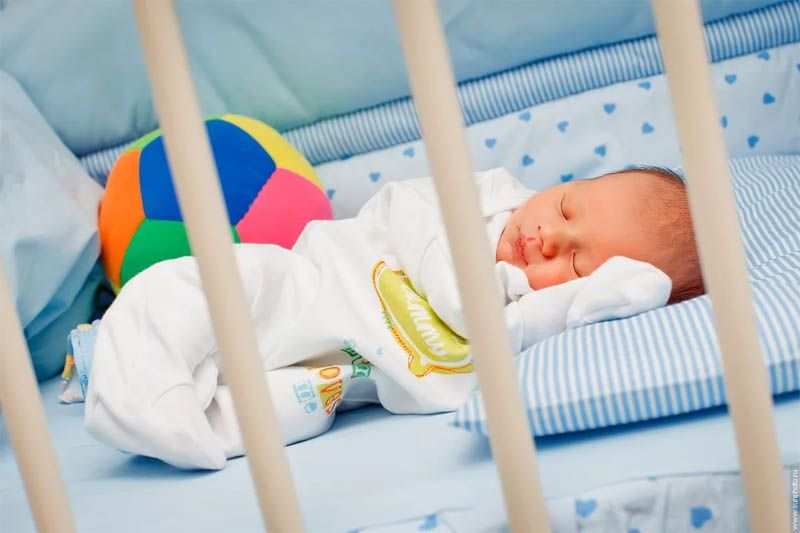 С какого возраста новорожденному ребенку можно спать на подушке, как выбрать лучшую подушку в детскую кроватку?