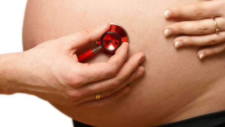 Эрозия шейки матки у беременных: бывают ли кровяные выделения на ранних и поздних сроках и что при этом делать?