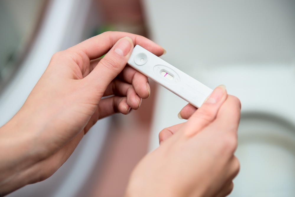 Как выглядит на фото тест на беременность с 2 полосками при положительном и отрицательном результате диагностики?