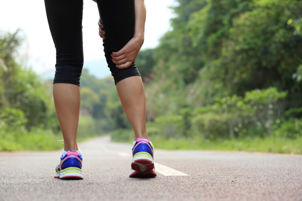 Почему болят ноги во время месячных: опасно ли это и как можно унять боль?