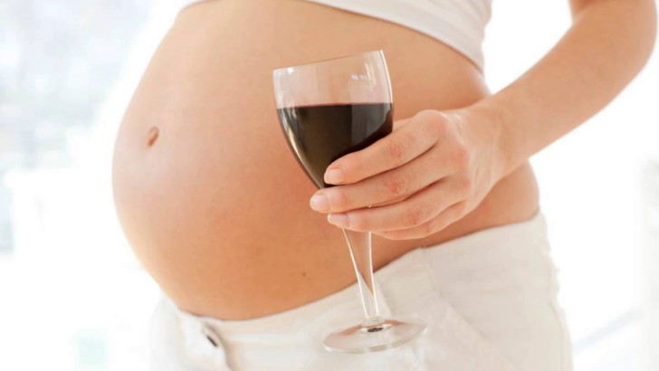Можно ли беременным пить красное и белое вино на ранних и поздних сроках беременности, и если да, то сколько?