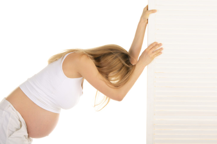 Почему бывают обмороки и предобморочное состояние на ранних сроках беременности, во 2 и 3 триместрах, что делать?
