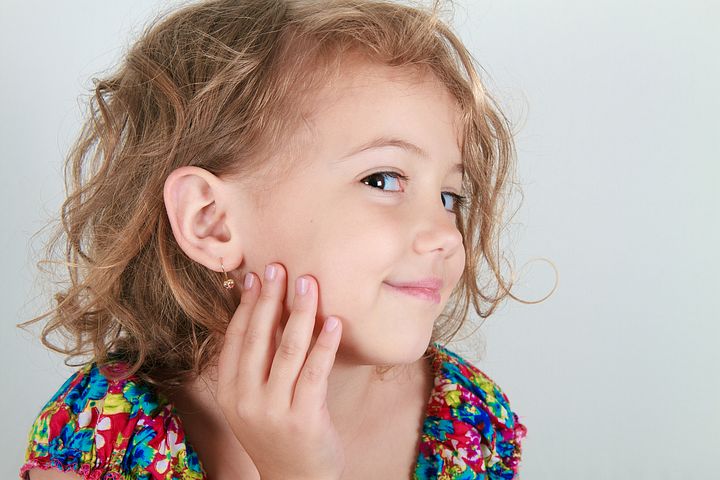 Как ухаживать за проколотыми ушами ребенка, сколько нельзя мочить ранки после прокола?