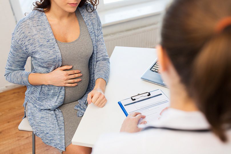 Кровь из заднего прохода у женщины при беременности на ранних и поздних сроках: насколько это опасно и как лечить?