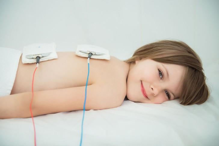 Электрофорез: что это такое и зачем проводят процедуру для грудничков и детей старшего возраста?