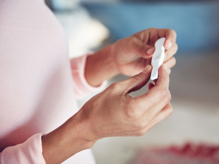 Может ли тест на беременность перед месячными показать две полоски: что это значит?
