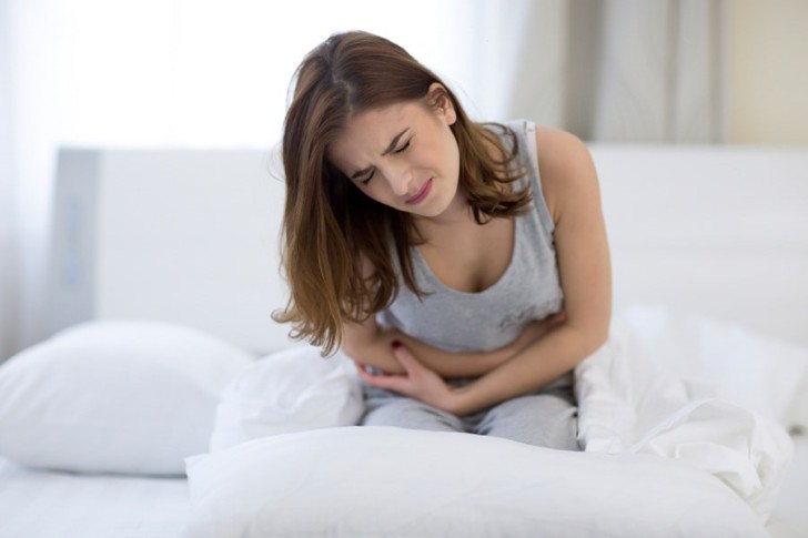 Может ли быть небольшая задержка месячных из-за простуды и как ОРВИ влияет на менструацию?