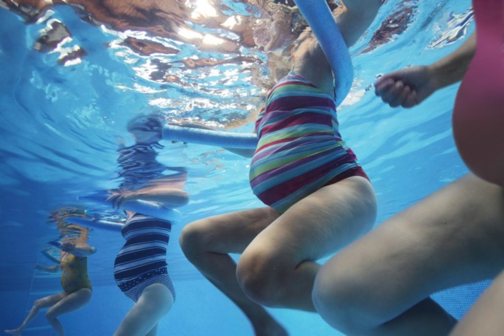 Можно ли беременным заниматься аквааэробикой и плавать в бассейне: польза и вред занятий в воде