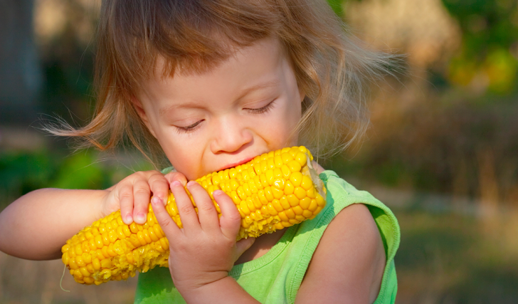 С какого возраста маленькому ребенку можно давать вареную кукурузу, какова ее польза для детского организма?