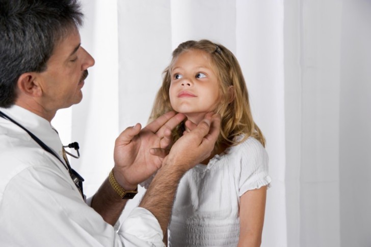 Что делать, если у ребенка за ухом воспалился и увеличился лимфоузел: причины и лечение лимфаденита