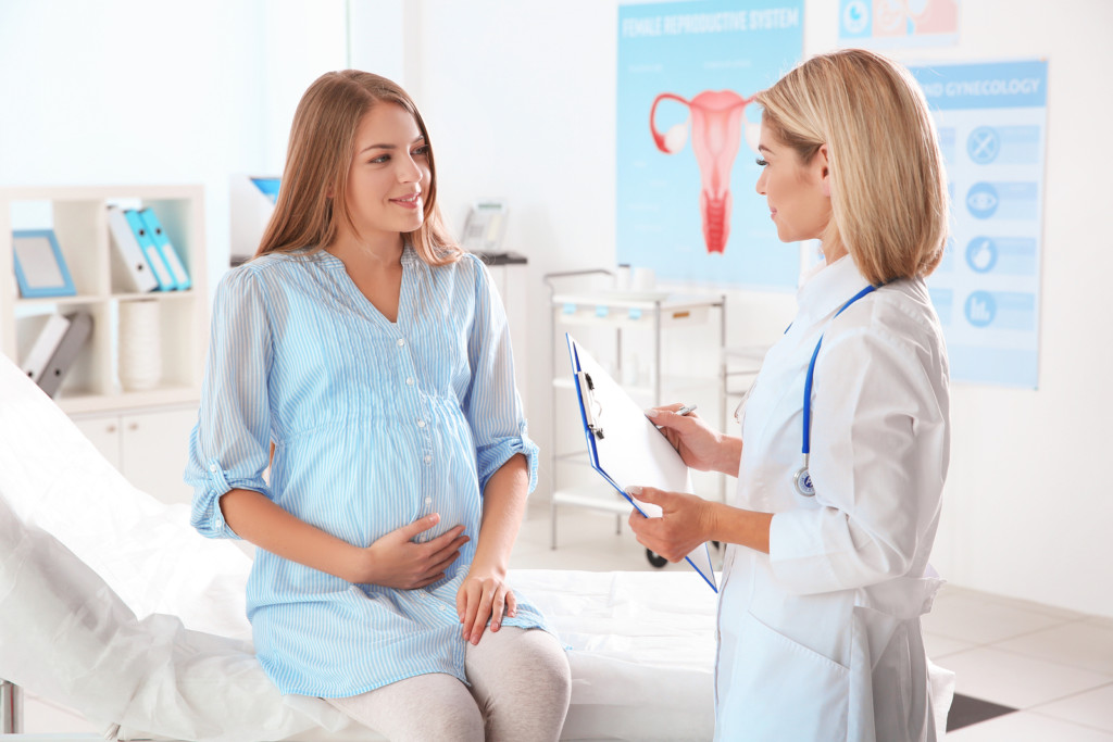 Чем опасен плохой результат анализа мазка при беременности на ранних сроках, во втором и третьем триместре?