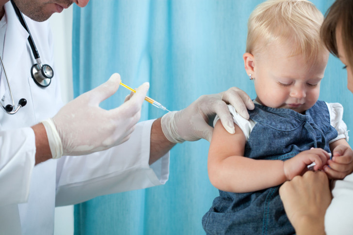 Прививка для детей от менингита: в каком возрасте проводят вакцинацию?