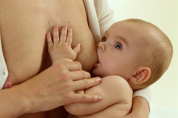 Массаж груди: как разработать грудные протоки и расцедить молоко после родов?
