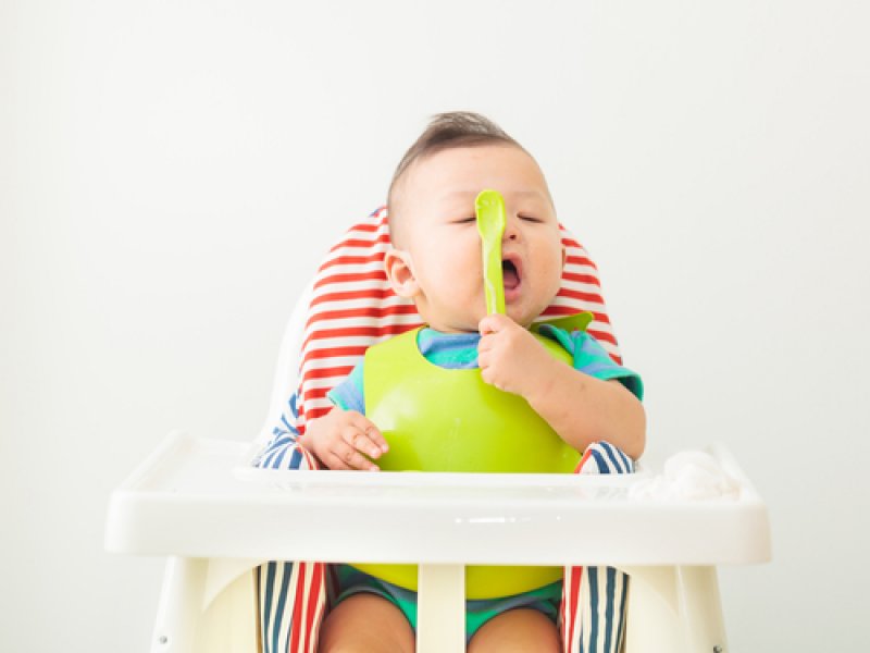 Рацион питания ребенка в 7 месяцев: примерное меню в таблицах для крохи на грудном и искусственном вскармливании