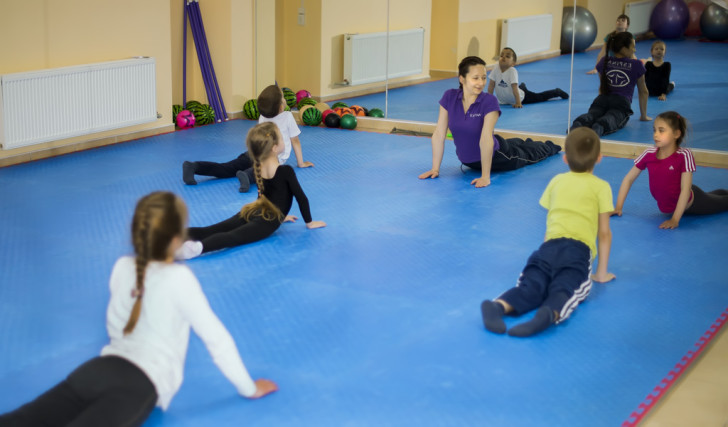 Упражнения ЛФК для исправления осанки у детей и подростков: выполнение комплекса гимнастики в домашних условиях